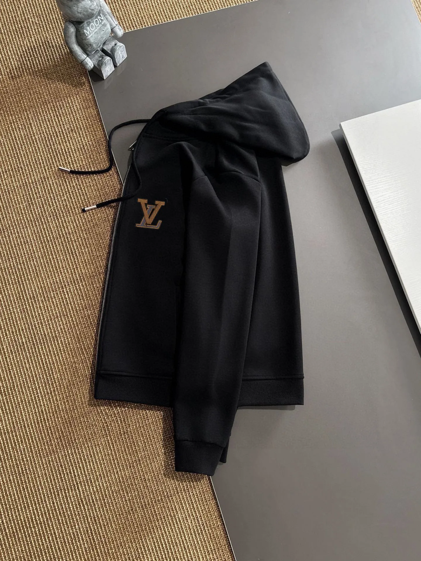 🅿️420 direct batch [LV Louis Vuitton] (Fat Man Gospel) hot-selling suit is coming. Focus on the original version of the official website. 2025 new hot-selling cardigan and sweatshirt suit. The original order is the best. 🇭🇰The meticulous work of top designers. Just for a fitting and perfect upper body effect. 100% natural high-quality Roman cotton, close-fitting comfort, noble and elegant! Original hardware embodies elegance and nobility! Counter size: M-5XL (maximum wear up to 220 pounds)